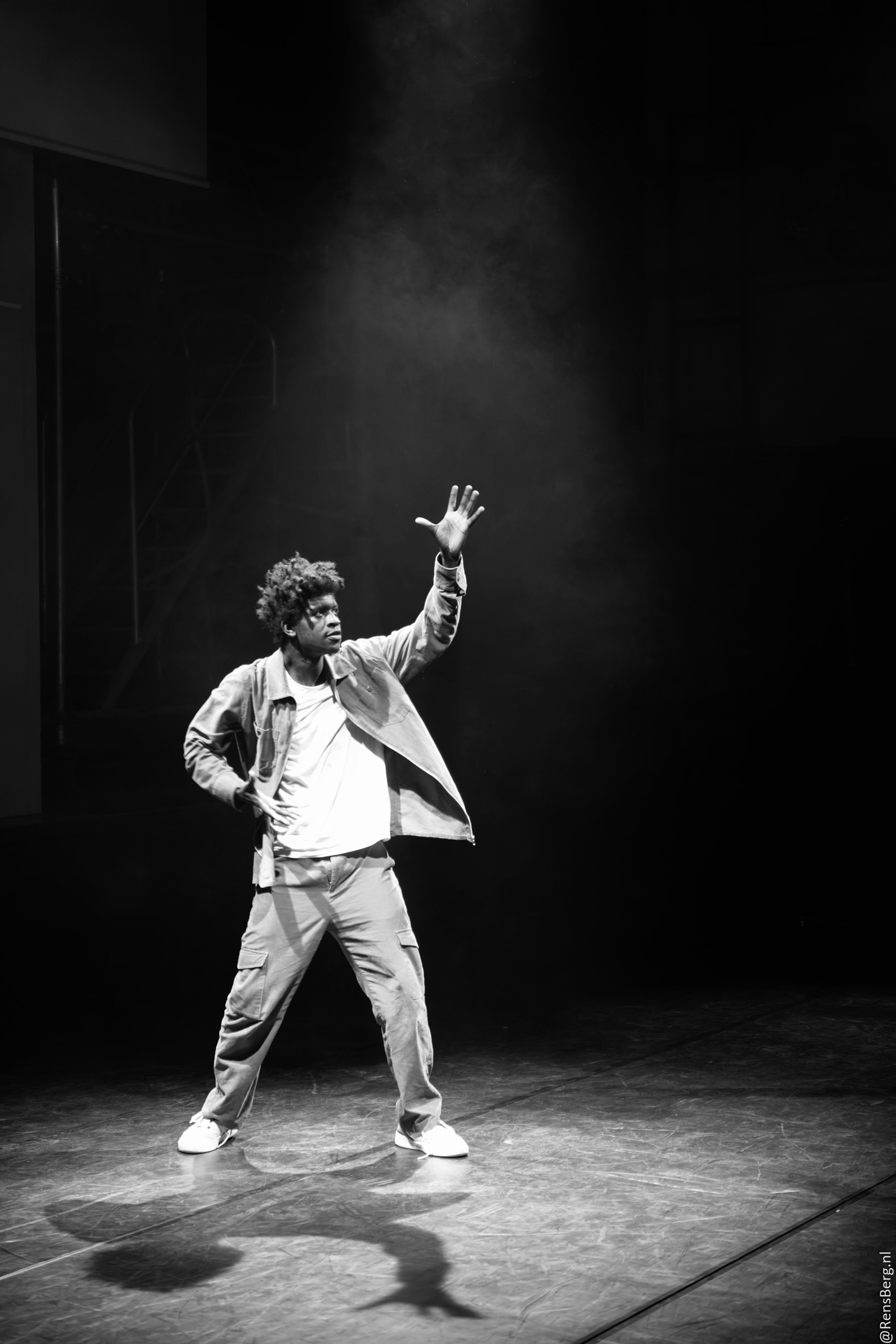 Andres Rivas performing